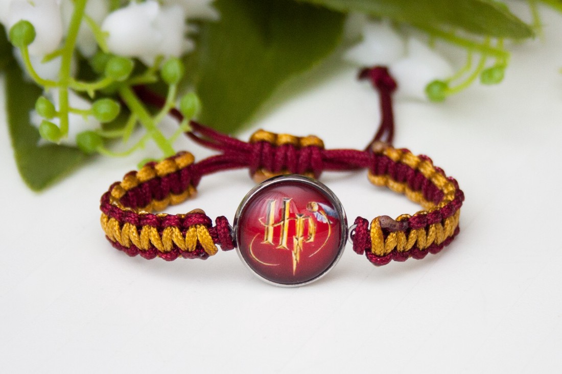 Brățară macramé împletită - Harry Potter burgundy/gold - - Artynos.ro Brățară macramé împletită - Harry Potter burgundy/gold - - Artynos.ro