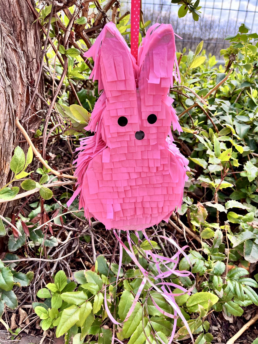 Easter Bunny Pull-Out Piñata - jucării și echipamente pentru copii - jocuri de mișcare - Artynos.ro