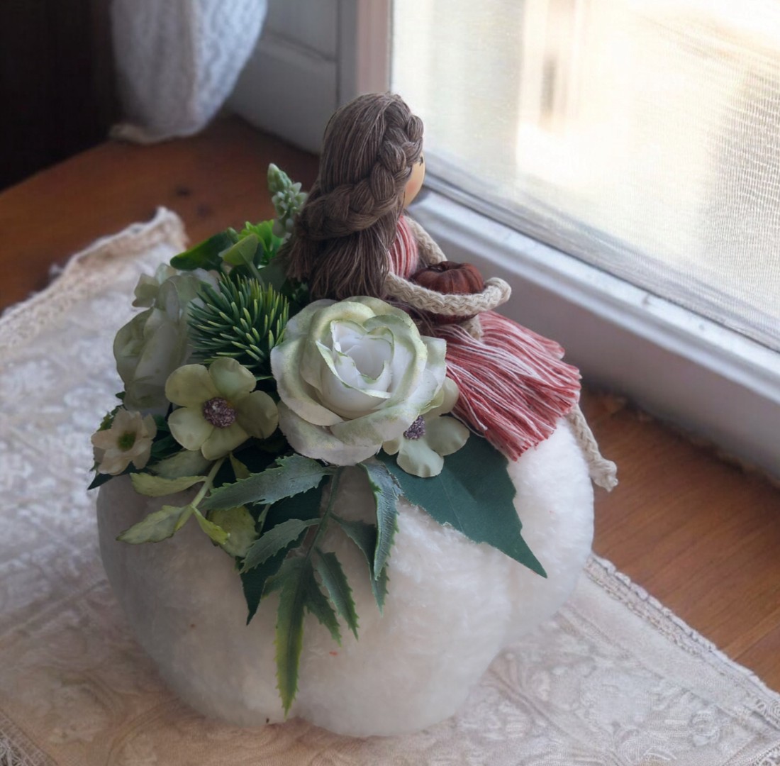 Păpușă macramé pe un dovleac � Decorațiune de toamnă pentru masă cu flori realiste în culori alb, verde și visiniu -  - Artynos.ro