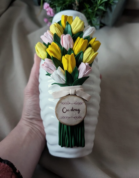 Vază decorativă handmade cu lalele din lut polimeric
