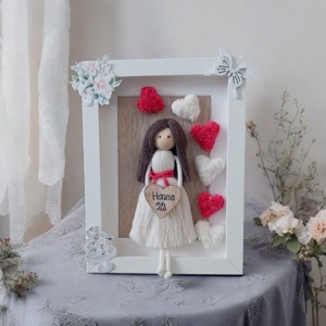Decorațiuni pentru păpuși macramé aniversare - cu numele și anul în cadru alb -  - Artynos.ro