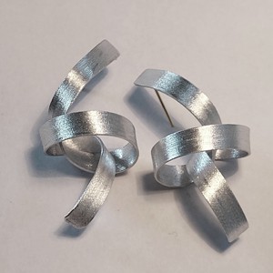 Cercei cu nod din aluminiu - bijuterii - cercei lungi - Artynos.ro Cercei cu nod din aluminiu - bijuterii - cercei lungi - Artynos.ro