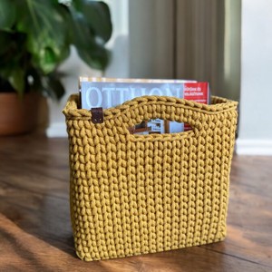 Cos cu suport pentru ziare crosetat - mustar, , , Acest cos este conceput ca un suport pentru ziare, dar bineinteles ca puteti pune orice doriti in e..., ARTYNOS