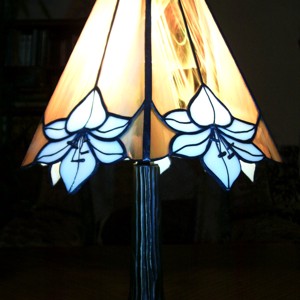 Lily aur voal tiffany lampa, Casa & Stil de viata, Lampi si corpuri de iluminat, Lampa de masa, , ARTYNOS