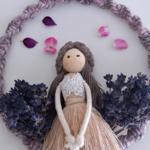 Păpușă macramé cu lavandă de vară � decorațiune de perete realizată manual pe un inel -  - Artynos.ro