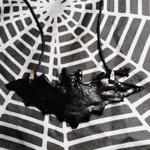 Pandantiv Halloween Liliac - casă & stil de viață - accesorii pentru decorat casa - halloween - tot ce ai nevoie pentru petrecere! - bijuterii halloween - Artynos.ro