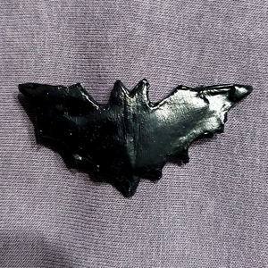 Brosa Halloween Liliac - casă & stil de viață - accesorii pentru decorat casa - halloween - tot ce ai nevoie pentru petrecere! - bijuterii halloween - Artynos.ro