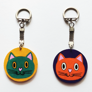 Breloc Lemn Pisica Portocalie pe Mov - genți și portofele - accesorii genți - breloc - Artynos.ro