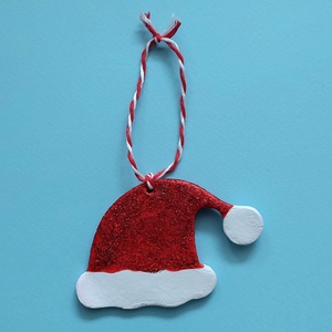 Decoratiune Handmade Brad Caciula Mos Craciun din lut polimeric, Craciun, Decoratiuni de Craciun de casa, Figurine pentru pomul de Craciun, Obiecte pictate, Ceramica, ARTYNOS