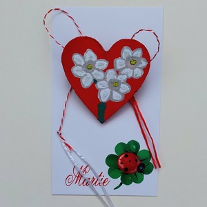 Martisor Handmade Brosa Narcise Pictata cu Acrilic pe Lemn - Artynos.ro