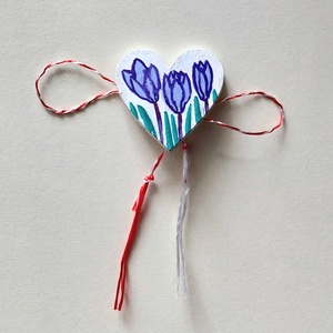 Mărțișor Handmade Broșă Brândușe Pictată cu Acrilice pe Lemn - bijuterii - mărțișor - Artynos.ro