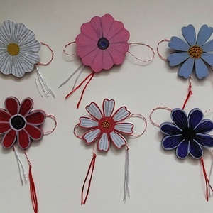 Mărțișor Handmade Broșă Floare Cosmos Violet Pictată cu Acrilice pe Lemn - bijuterii - mărțișor - Artynos.ro