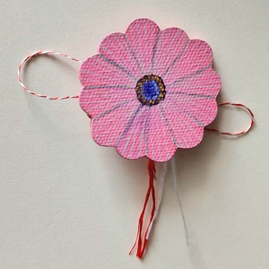 Mărțișor Handmade Broșă Margaretă Roz Pictată cu Acrilice pe Lemn - bijuterii - mărțișor - Artynos.ro