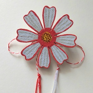 Mărțișor Handmade Broșă Floare Cosmos Portocaliu Alb Pictată cu Acrilice pe Lemn - bijuterii - mărțișor - Artynos.ro