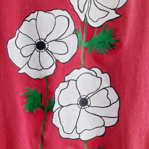 Tricou Magenta Pictat Manual cu Anemone Albe - îmbrăcăminte și modă - haine damă - tricou și top de damă - Artynos.ro