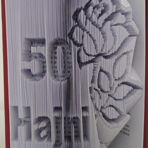  Sculptura de carte cu nume, an si flori, Casa & Stil de viata, Accesorii pentru decorat casa, Decoratiuni de masa si decoratiuni pentru rafturi , Sculptura de carte, carte pliata, , ARTYNOS