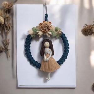 Decorațiune de perete din macramé albastru benzină cu păpușă din macramé bej-maro, fructe naturale, lichen -  - Artynos.ro