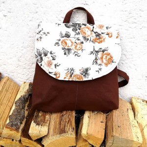 Rucsac cu model de flori maro, , , Am realizat acest rucsac dintr-o panza decorativa cu model si in culori uni. Are doua inchizatori m..., ARTYNOS