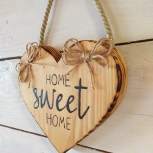 Home sweet home placă de lemn în formă de inimă -  - Artynos.ro