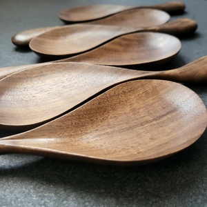 Lingura de servire din lemn de nuc american - casă & stil de viață - echipamente de bucătărie - accesorii de servire - linguri și furculițe artizanale - Artynos.ro