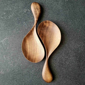 Lingura de servire din lemn de nuc american - casă & stil de viață - echipamente de bucătărie - accesorii de servire - linguri și furculițe artizanale - Artynos.ro