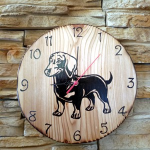 Ceas de perete mare din lemn cu caine dachshund, , , Pictat manual pe lemn de larice folosind o tehnica arsa.
Miscare noua, silentioasa, functioneaza cu..., ARTYNOS