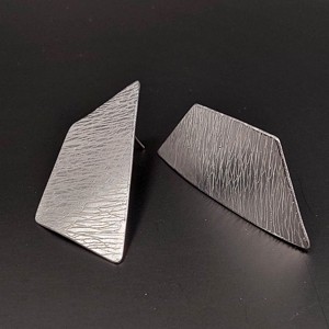 Cercei minimaliști din aluminiu - bijuterii - cercei cu figurine - Artynos.ro Cercei minimaliști din aluminiu - bijuterii - cercei cu figurine - Artynos.ro