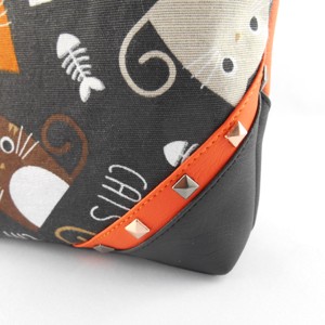 Side sac cu pisoi pe fundal negru -  - Artynos.ro
