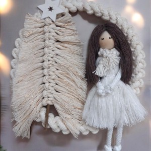 Decorațiune de Crăciun pentru ușă din macramé � păpușă eșarfă cu brad de Crăciun strălucitor, realizată din fire albe și aurii - crăciun - decorațiuni de crăciun de casă - decorațiuni pentru ușă de crăciun - Artynos.ro