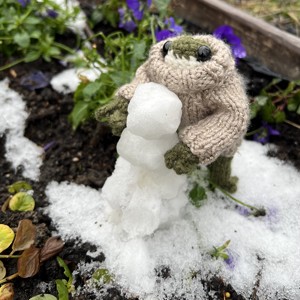 Fată broască tricotată manual în pulover strălucitor, 13 cm - jucării și echipamente pentru copii - plușuri - broască de pluș - Artynos.ro