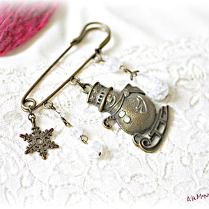 Brosa cu om de zapada si cristal de gheata - Artynos.ro