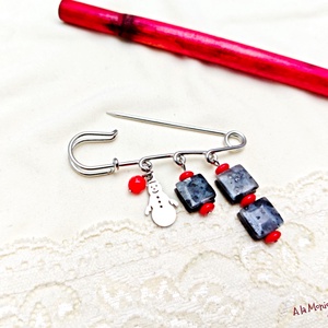 Brosa de iarna cu coral rosu si larvikit - bijuterii - broșe - Artynos.ro