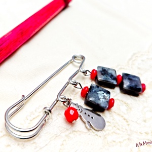 Brosa de iarna cu coral rosu si larvikit - bijuterii - broșe - Artynos.ro