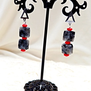 Cercei de iarna cu coral rosu si larvikit - bijuterii - cercei - cercei lungi - Artynos.ro