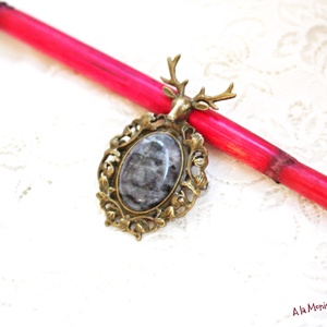 Brosa cu ren si larvikit - Artynos.ro