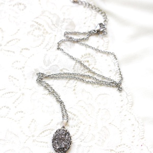 Colier cu druzy gri argintiu - bijuterii - coliere - coliere cu pandative - Artynos.ro