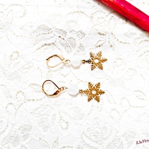 Cercei cu jad alb si fulg de zapada auriu - bijuterii - cercei - cercei din pietre semiprețioase - Artynos.ro