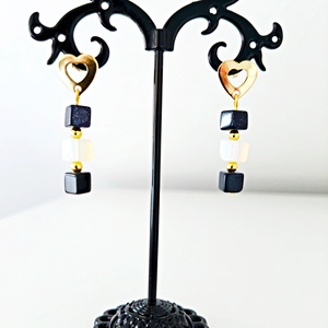 Cercei cu piatra soarelui opalit si inimioara - bijuterii - cercei - cercei din pietre semiprețioase - Artynos.ro