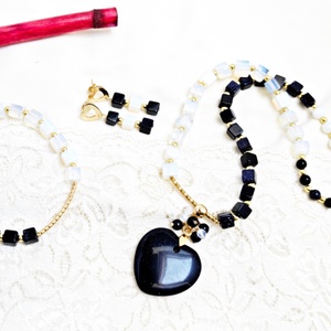 Cercei cu piatra soarelui opalit si inimioara - bijuterii - cercei - cercei din pietre semiprețioase - Artynos.ro