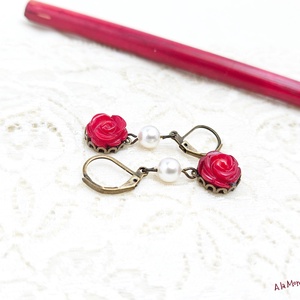 Cercei cu trandafiri de coral si perle albe - Artynos.ro