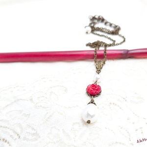 Colier cu trandafir de coral si perle albe - Artynos.ro