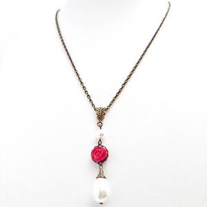 Colier cu trandafir de coral si perle albe - bijuterii - mărțișor - Artynos.ro