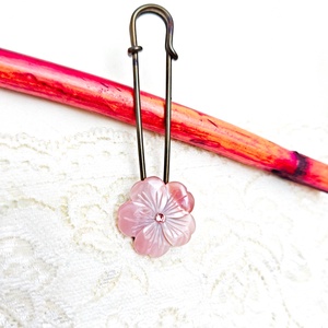 Brosa cu floare de sidef roz - bijuterii - broșe - Artynos.ro