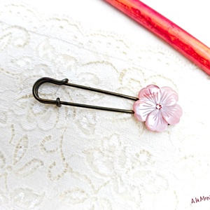 Brosa cu floare de sidef roz - bijuterii - broșe - Artynos.ro
