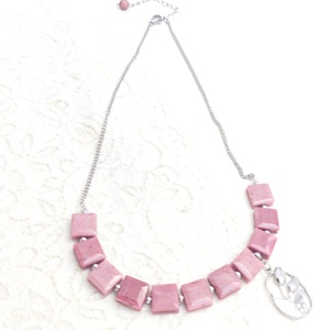 Colier cu lalele si rodonit - bijuterii - coliere - coliere cu pandative - Artynos.ro