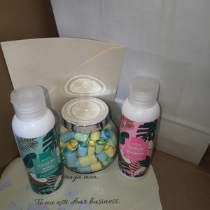Cadou de rasfat pentru ea – Mini Travel Avon + borcan cu mesaje pozitive, Igiena si Infrumusetare, Produse de igiena personala, Produse speciale pentru ingrijirea pielii, Arta de hartie, Un mic cadou pentru o femeie care merita sa poarte cu ea si rasfatul, si incurajarea. 🌴💌

Acest set..., ARTYNOS