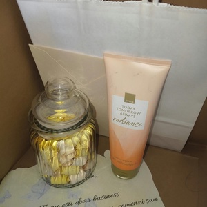 Set cadou pentru femeie – Lotiune de corp + borcan cu incurajari, Igiena si Infrumusetare, Produse de igiena personala, Produse speciale pentru ingrijirea pielii, Arta de hartie, Un cadou simplu, feminin si plin de suflet. 

Uneori, un gest mic poate spune foarte mult. Acest se..., ARTYNOS