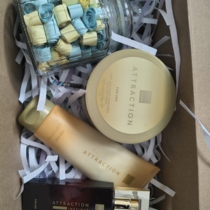 Set cadou Secret Santa – Borcan cu 100 de incurajari si set Avon Attraction, Craciun, Mos Nicolae, Cadouri de Mos Nicolae, Arta de hartie, Surprinde o persoana draga cu un cadou elegant, feminin si plin de ganduri frumoase! Setul cadou de..., ARTYNOS