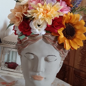 Ornament flori artificiale,pe suport model fata din ciment pictat , Casă & Stil de viață, Accesorii pentru decorat casa, Suport de flori, Accesorii florale, Aranjament de flori, Ceramică, ARTYNOS