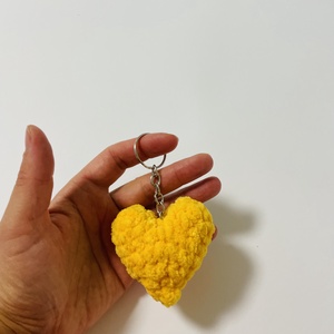 Breloc inimă galbenă croșetată  moale și veselă, realizată manual - genți și portofele - accesorii genți - breloc - Artynos.ro